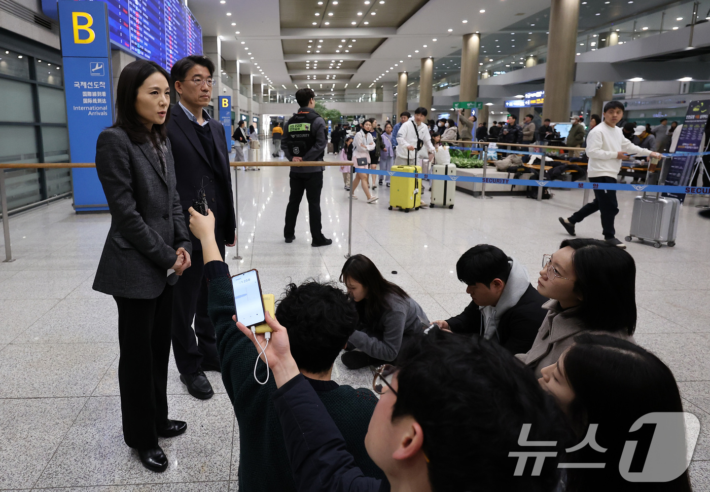 (인천공항=뉴스1) 김성진 기자 = 김진아 외교부 2차관이 9일 새벽 전세기를 타고 인천국제공항을 통해 귀국한 UAE 체류객들을 맞이한 후 취재진과 인터뷰를 하고 있다. 2026. …