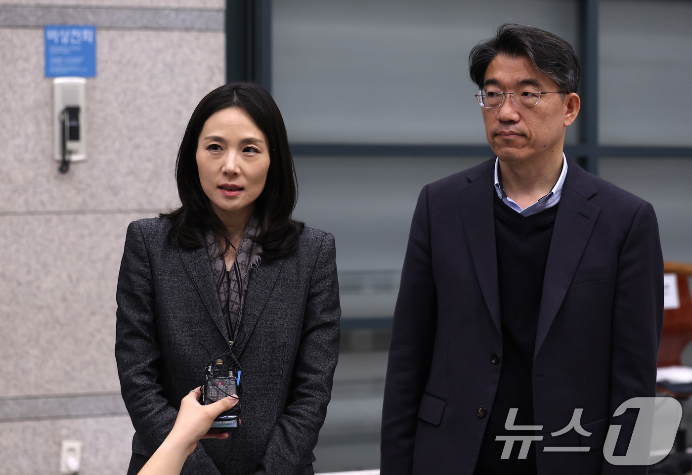 (인천공항=뉴스1) 김성진 기자 = 김진아 외교부 2차관이 9일 새벽 전세기를 타고 인천국제공항을 통해 귀국한 UAE 체류객들을 맞이한 후 취재진과 인터뷰를 하고 있다. 2026. …