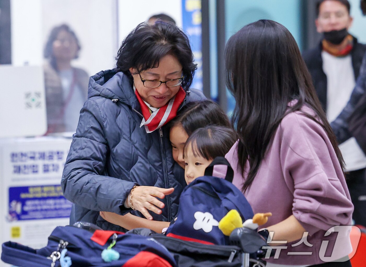 본문 이미지 - '중동 상황' 장기화로 인해 정부에서 추진한 전세기를 타고 아랍에미리트(UAE)에서 출발해 9일 새벽 인천국제공항을 통해 귀국한 승객들이 가족들과 포옹을 하고 있다. 2026.3.9 ⓒ 뉴스1 김성진 기자
