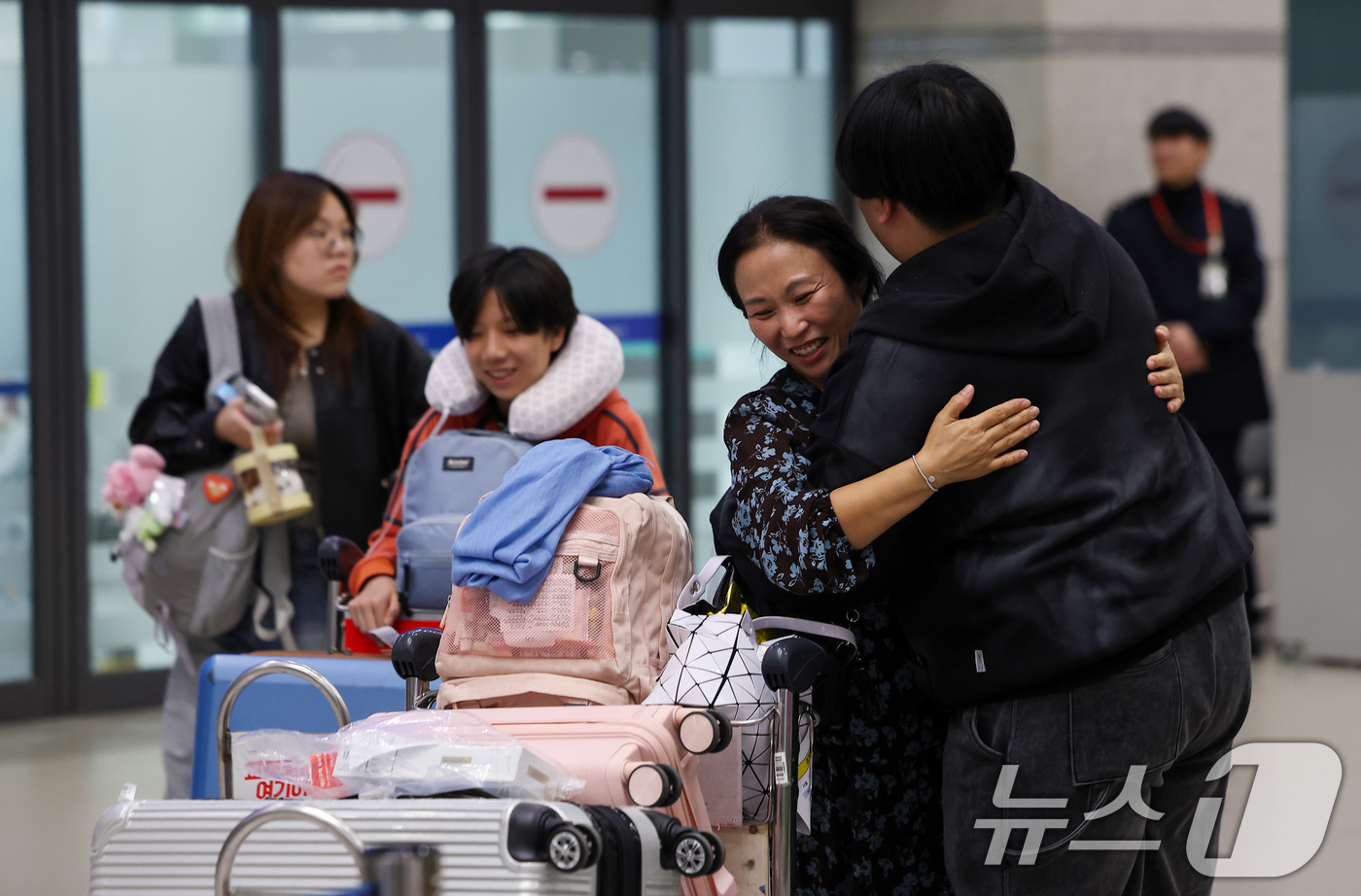 (인천공항=뉴스1) 김성진 기자 = '중동 상황' 장기화로 인해 정부에서 추진한 전세기를 타고 아랍에미리트(UAE)에서 출발해 9일 새벽 인천국제공항을 통해 귀국한 승객들이 가족들 …