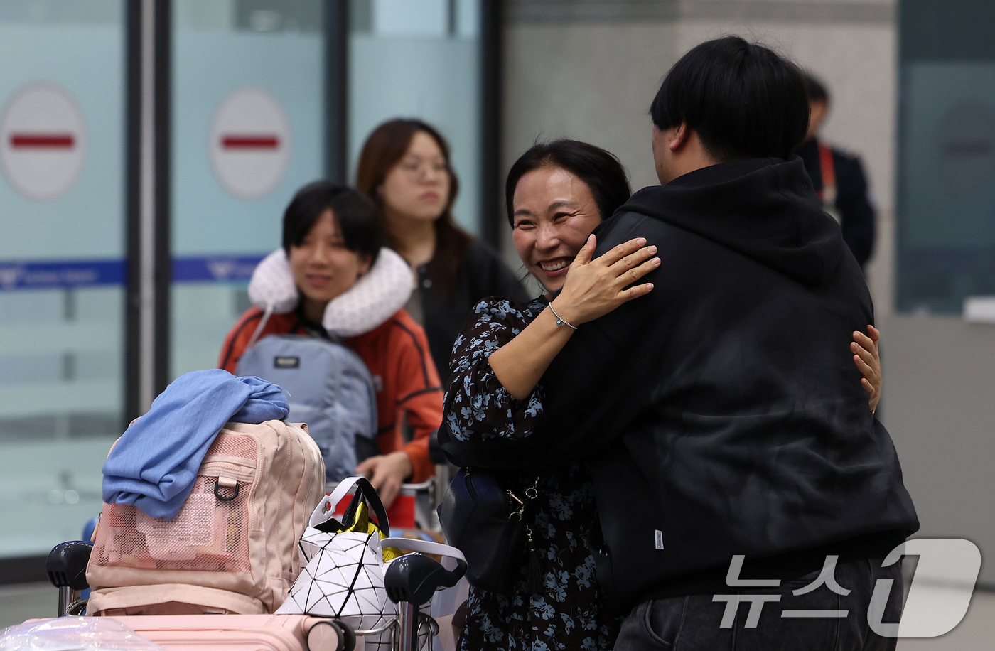 (인천공항=뉴스1) 김성진 기자 = '중동 상황' 장기화로 인해 정부에서 추진한 전세기를 타고 아랍에미리트(UAE)에서 출발해 9일 새벽 인천국제공항을 통해 귀국한 승객들이 가족들 …