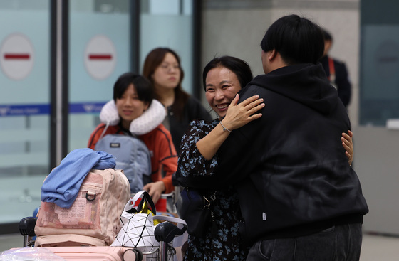 [뉴스1 PICK] UAE 체류 한국인, 전세기 타고 무사 귀국 '따뜻한 가족 품으로'