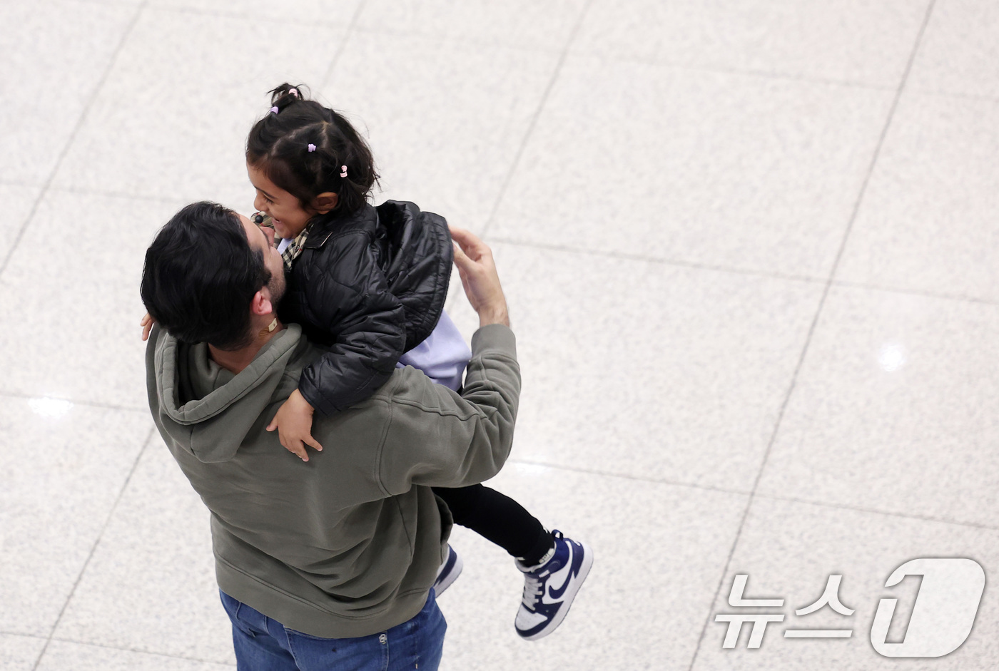 (인천공항=뉴스1) 김성진 기자 = '중동 상황' 장기화로 인해 정부에서 추진한 전세기를 타고 아랍에미리트(UAE)에서 출발해 9일 새벽 인천국제공항을 통해 귀국한 한 외국인 어린 …