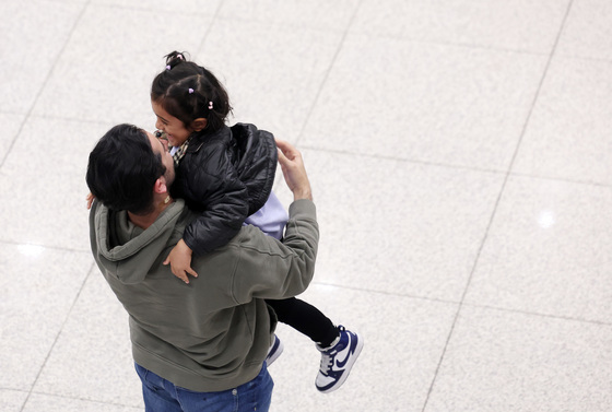 '아빠 품에 안겨'