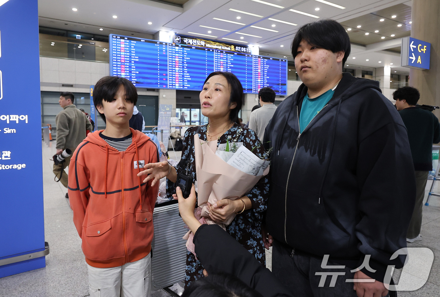 (인천공항=뉴스1) 김성진 기자 = '중동 상황' 장기화로 인해 정부에서 추진한 전세기를 타고 아랍에미리트(UAE)에서 출발해 9일 새벽 인천국제공항을 통해 귀국한 승객들이 취재진 …