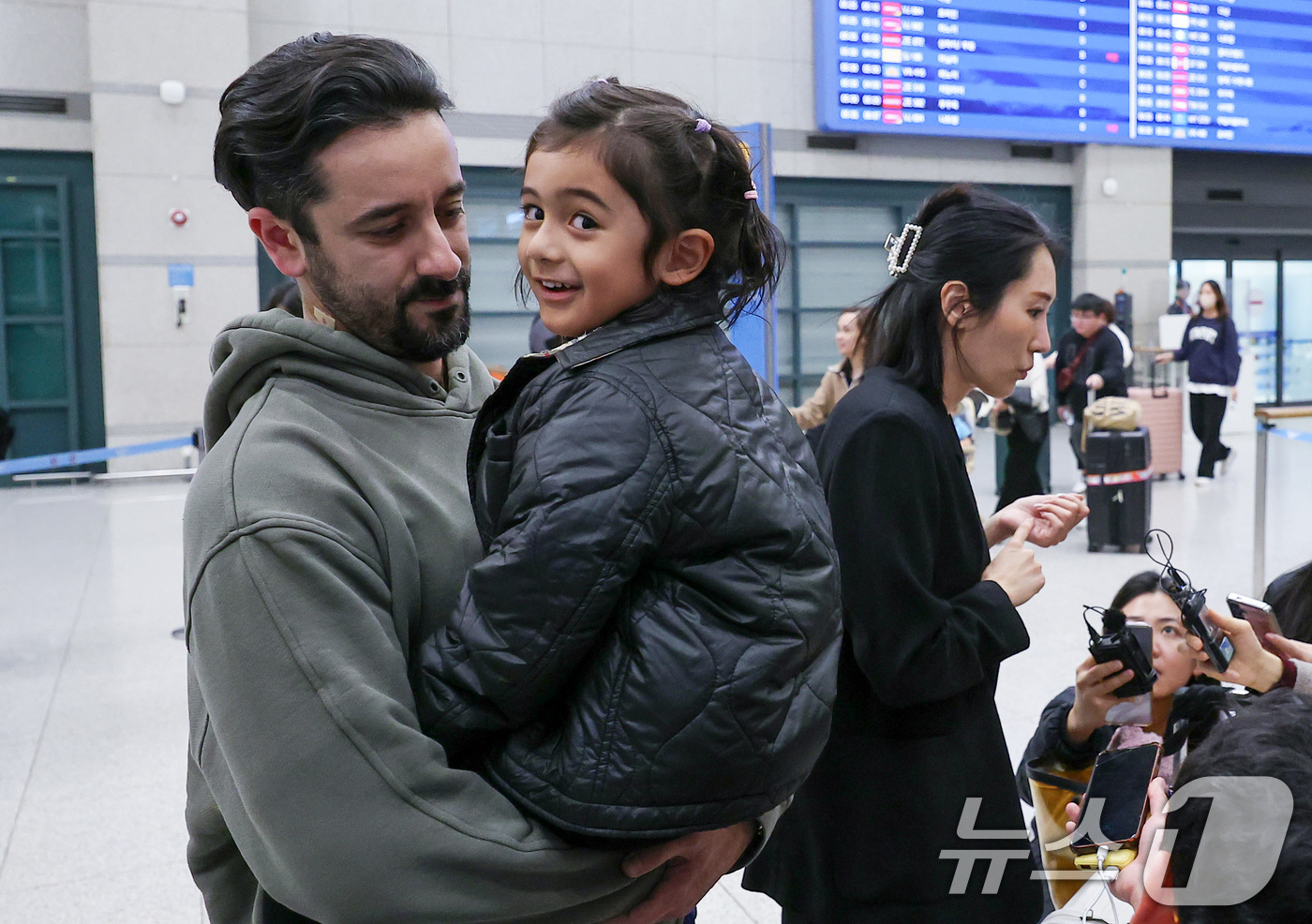 (인천공항=뉴스1) 김성진 기자 = '중동 상황' 장기화로 인해 정부에서 추진한 전세기를 타고 아랍에미리트(UAE)에서 출발해 9일 새벽 인천국제공항을 통해 귀국한 승객들이 가족들 …