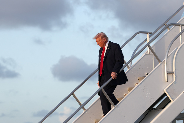 트럼프 "이란 최고지도자, 美 승인 없으면 오래 못 버텨"