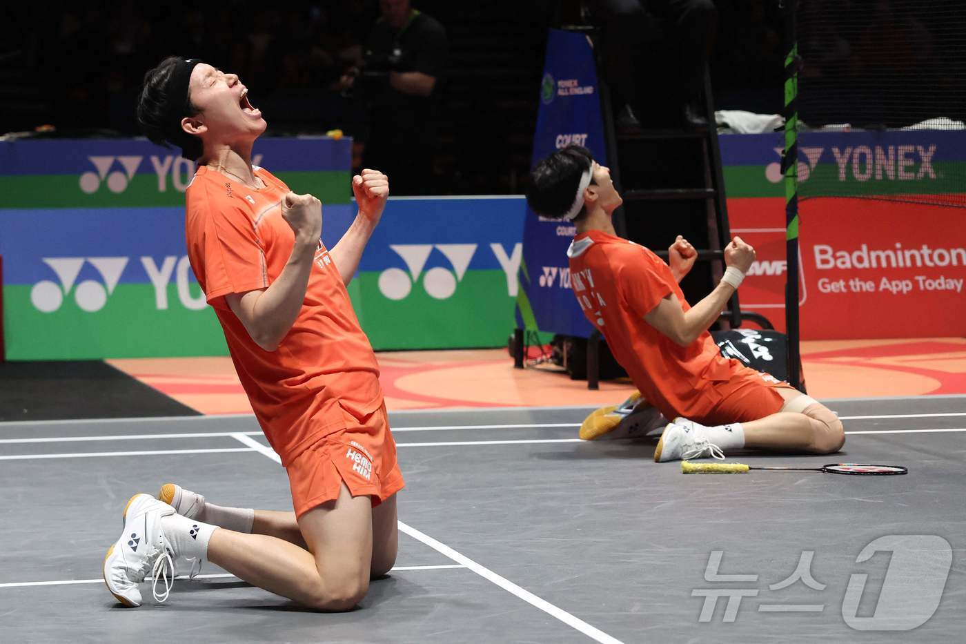 본문 이미지 - 서승재-김원호 조가 9일(한국시간) 영국 버밍엄 유틸리타 아레나에서 열린 2026 BWF 월드투어 슈퍼 1000 전영오픈 남자 복식 결승에서 말레이시아의 아론 치아-소우이익 조를 게임스코어 2-1(18-21 21-12 21-19)로 꺾고 우승을 차지한 후 포효하고 있다. ⓒ AFP=뉴스1