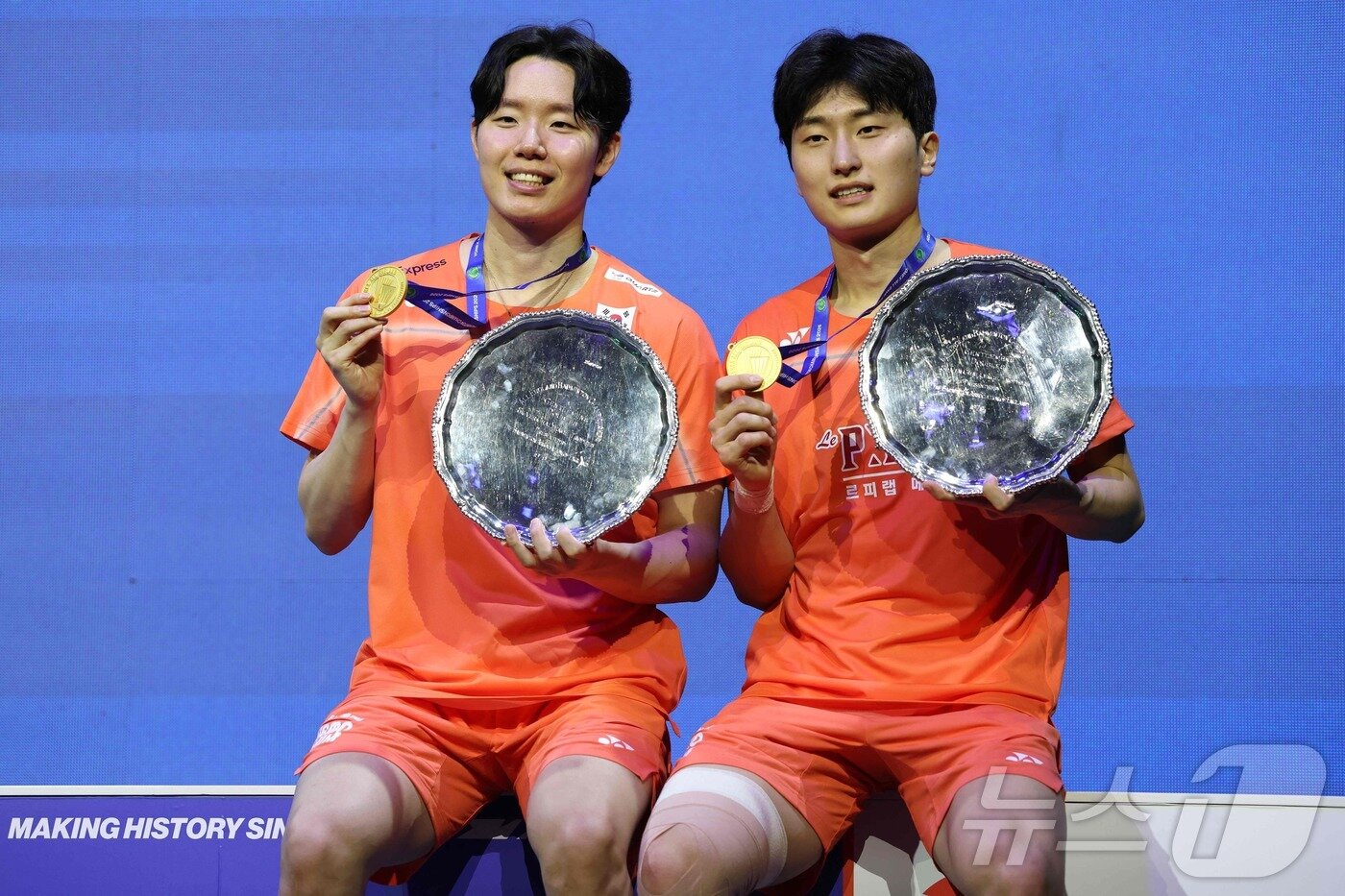 본문 이미지 - 서승재-김원호 조가 9일(한국시간) 영국 버밍엄 유틸리타 아레나에서 열린 2026 BWF 월드투어 슈퍼 1000 전영오픈 남자 복식 결승에서 말레이시아의 아론 치아-소우이익 조를 게임스코어 2-1(18-21 21-12 21-19)로 꺾고 우승을 차지했다. 우승을 차지한 서승재, 김원호가 금메달을 목에 걸고 기념촬영을 하고 있다. ⓒ AFP=뉴스1