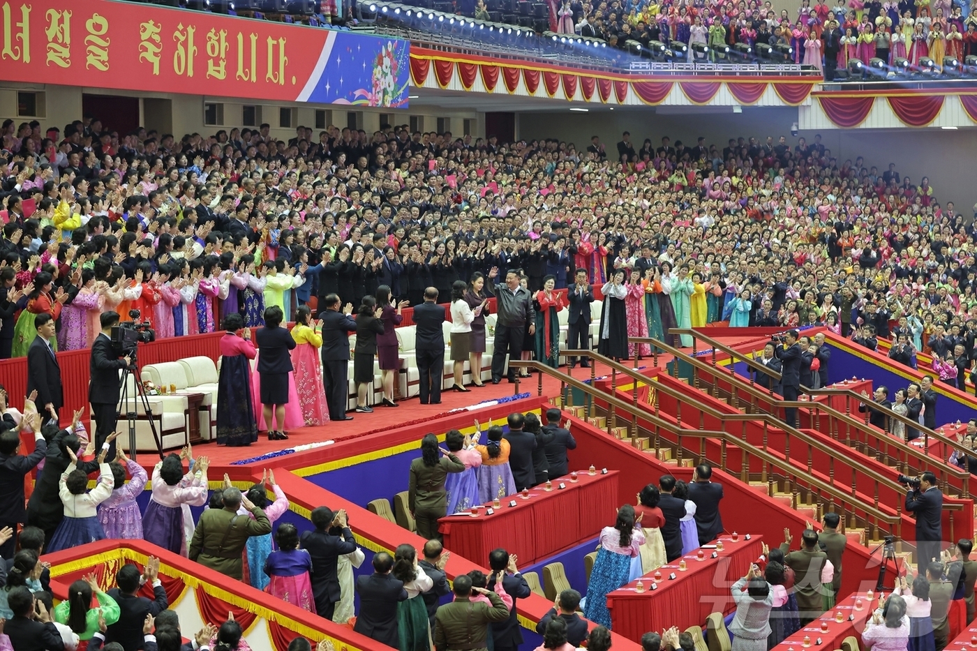 (평양 노동신문=뉴스1) = 북한 노동당 기관지 노동신문은 "8일 평양체육관에서 국제부녀절 기념공연이 개최됐다"고 9일 보도했다. 이자리에 김정은 당 총비서는 부인 리설주 여사, …