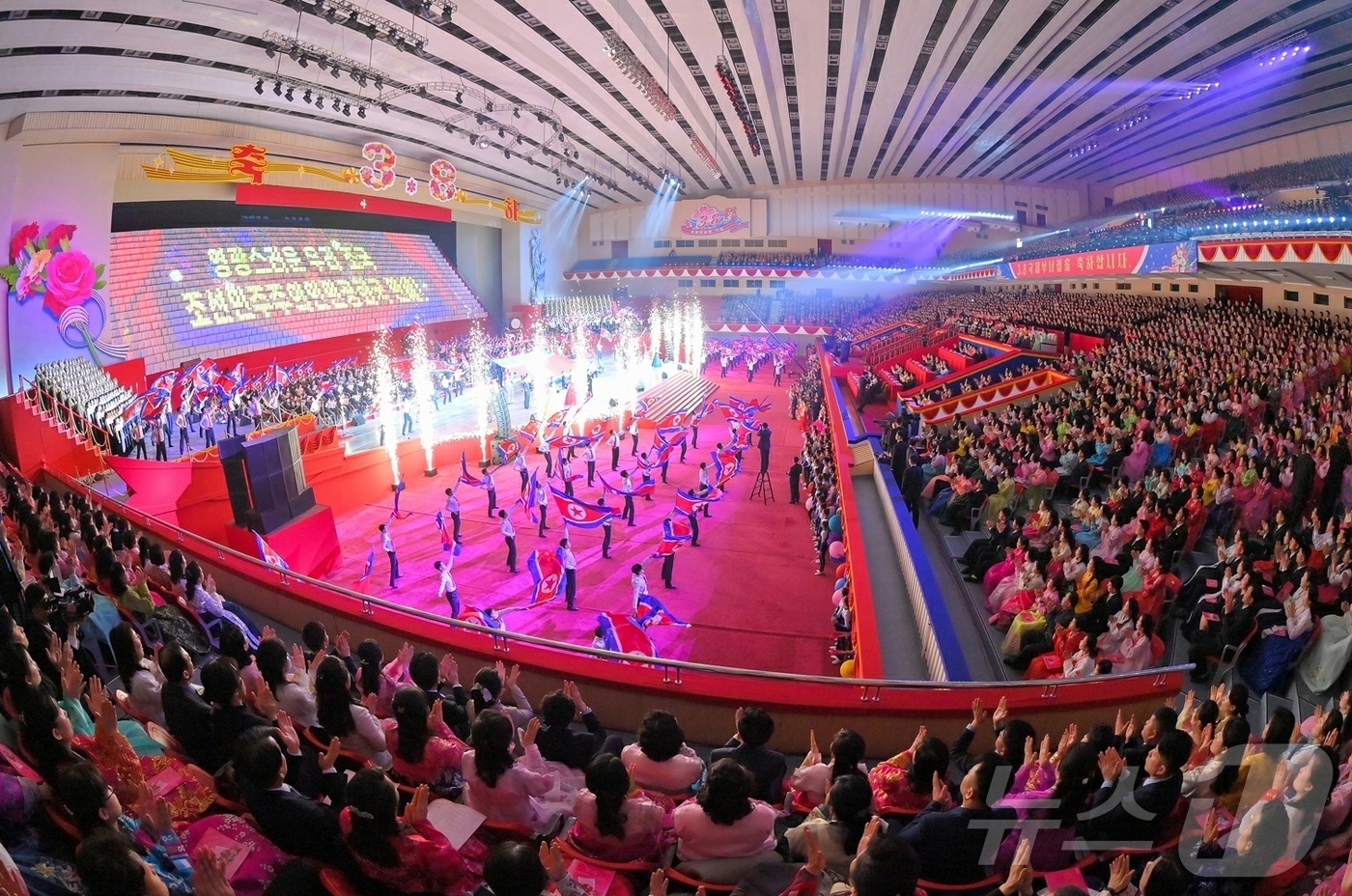 (평양 노동신문=뉴스1) = 북한 노동당 기관지 노동신문은 "8일 평양체육관에서 국제부녀절 기념공연이 개최됐다"고 9일 보도했다. 이자리에 김정은 당 총비서는 부인 리설주 여사, …