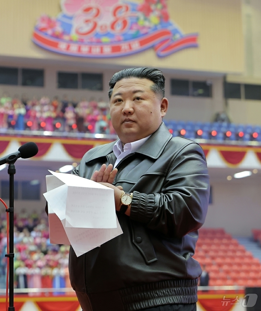 (평양 노동신문=뉴스1) = 북한 노동당 기관지 노동신문은 "8일 평양체육관에서 국제부녀절 기념공연이 개최됐다"고 9일 보도했다. 이자리에 김정은 당 총비서는 부인 리설주 여사, …