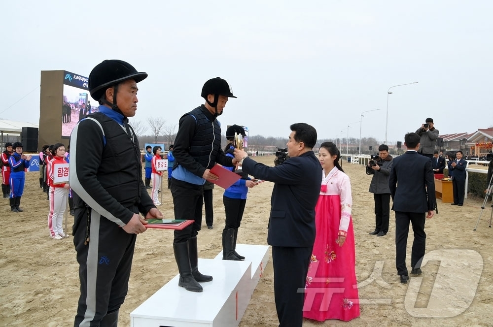 (평양 노동신문=뉴스1) = 북한 노동당 기관지 노동신문은 "3·8 국제부녀절 기념 전국 도 대항 승마경기가 수도 평양의 미림승마구락부(클럽)에서 진행됐다"고 보도했다.[국내에서만 …