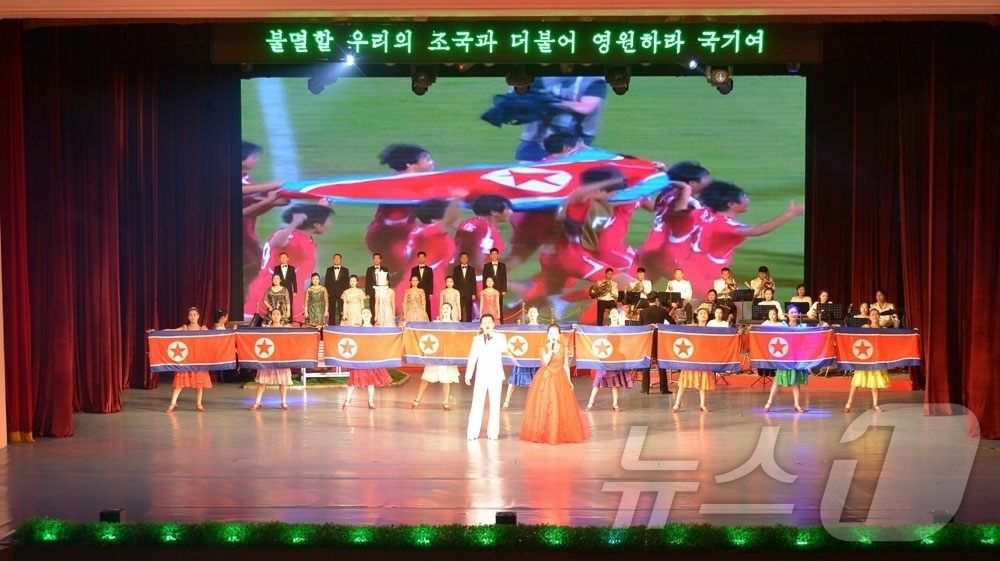 (평양 노동신문=뉴스1) = 북한 노동당 기관지 노동신문은 "전국에서 여성들이 3·8 국제부녀절을 뜻깊게 맞이하고 있다"고 9일 보도했다.[국내에서만 사용가능. 재배포 금지. DB …