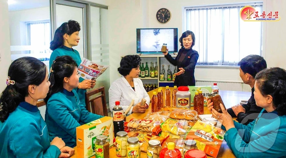 (평양 노동신문=뉴스1) = 북한 노동당 기관지 노동신문은 9일 황주군 식료공장을 조명하며 "자기 지역에서 흔한 특산물을 이용해 수십가지의 새 제품을 만들어냈다"고 보도했다.[국내 …