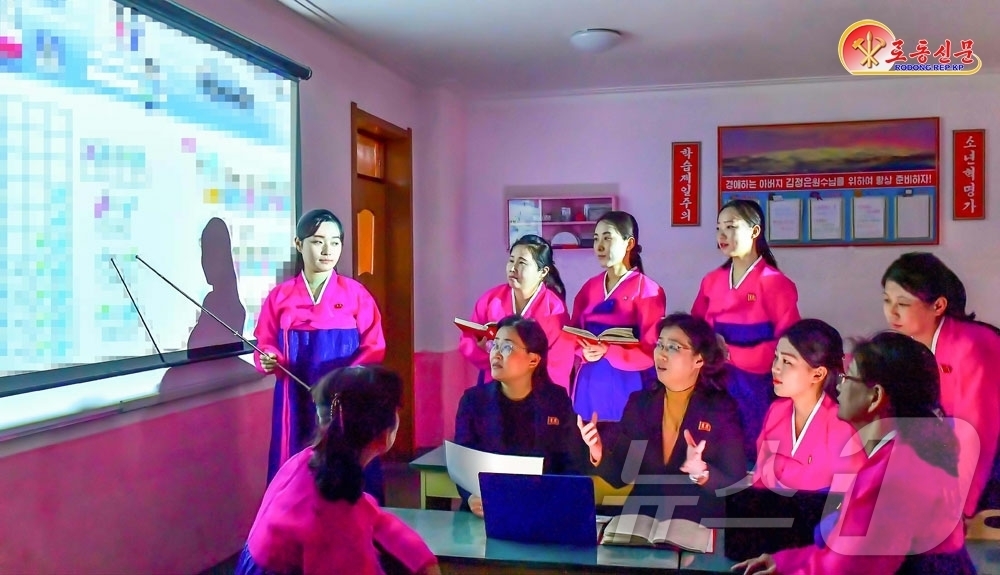 (평양 노동신문=뉴스1) = 북한 노동당 기관지 노동신문은 9일 여성 교원들이 서성구역 상흥소학교에서 새 교수방법을 부단히 탐구해가고 있다고 보도했다.[국내에서만 사용가능. 재배포 …