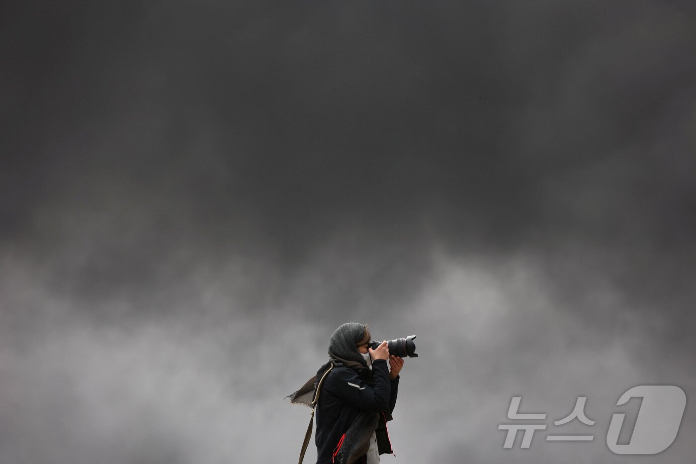 본문 이미지 - 이란 테헤란 샤흐란 연료 저장시설에서 8일(현지시간) 이스라엘의 공격이 보고된 후 연기가 피어오르고 있다. 2026.3.8 ⓒ 로이터=뉴스1