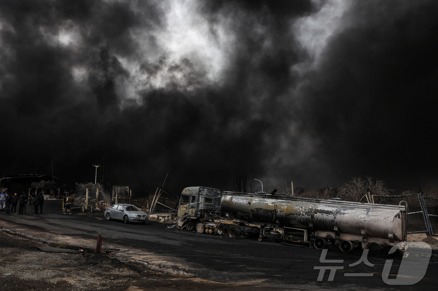 (테헤란 로이터=뉴스1) 김경민 기자 = 이란 테헤란 샤흐란 연료 저장시설에서 8일(현지시간) 이스라엘의 공격이 보고된 후 연기가 피어오르고 있다. 2026.3.8ⓒ 로이터=뉴스1 …