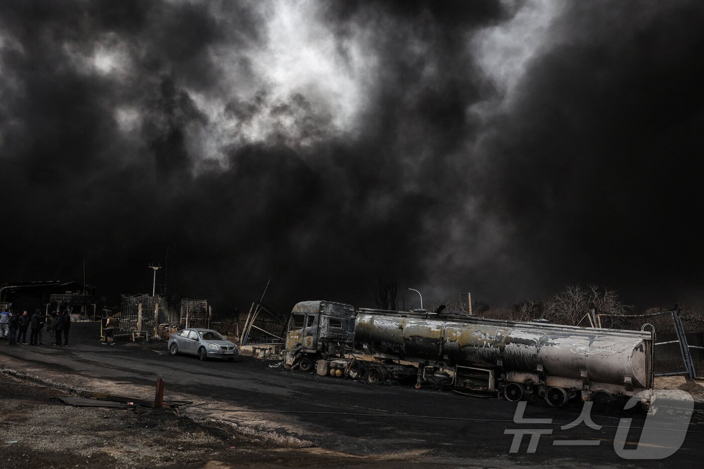 본문 이미지 - 이란 테헤란 샤흐란 연료 저장시설에서 8일(현지시간) 이스라엘의 공격이 보고된 후 연기가 피어오르고 있다. 2026.3.8 ⓒ 로이터=뉴스1