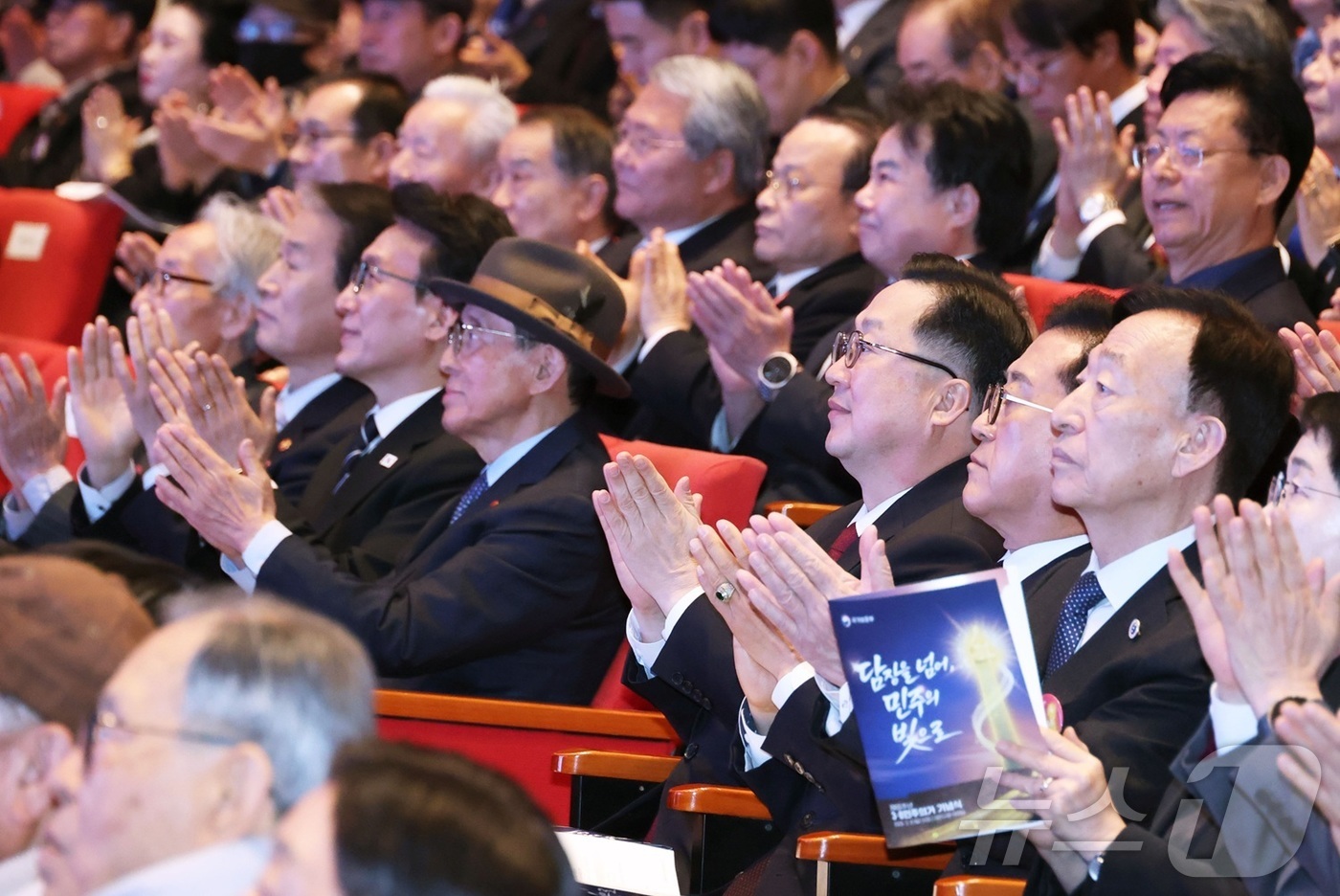 (대전=뉴스1) 이동원 기자 = 이장우 대전시장이 8일 오전 시청 대강당에서 열린 제66주년 3․8민주의거 기념식에 참석했다.‘담장을 넘어, 민주의 빛으로’라는 주제로 개최되는 기 …