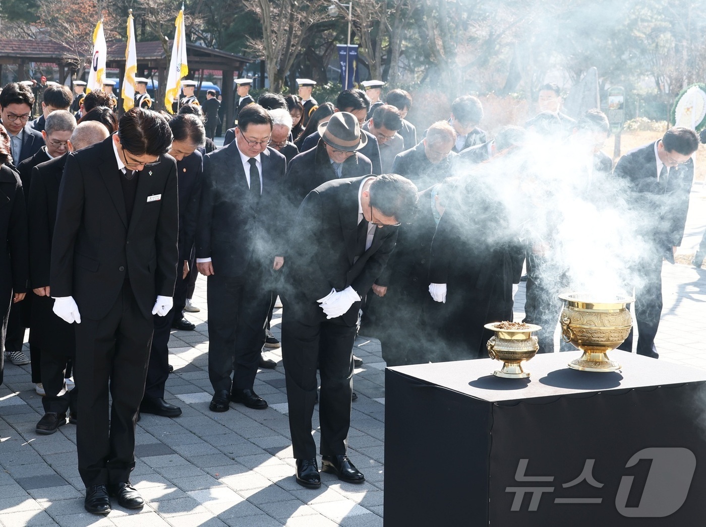(대전=뉴스1) 이동원 기자 = 이장우 대전시장이 제66주년 3·8 민주운동 기념일인 8일 대전 서구 둔지미공원에서 3·8 민주의거 기념탑을 참배하고 있다.‘담장을 넘어, 민주의 …