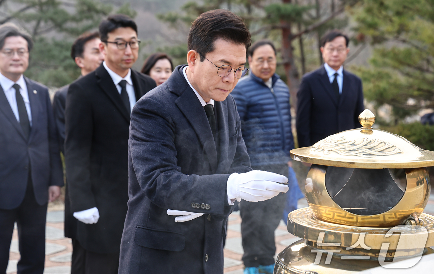 (서울=뉴스1) 김도우 기자 = 정원오 더불어민주당 서울시장 예비후보가 9일 서울 동작구 국립서울현충원 김대중대통령묘소를 찾아 분향하고 있다. 2026.3.9/뉴스1