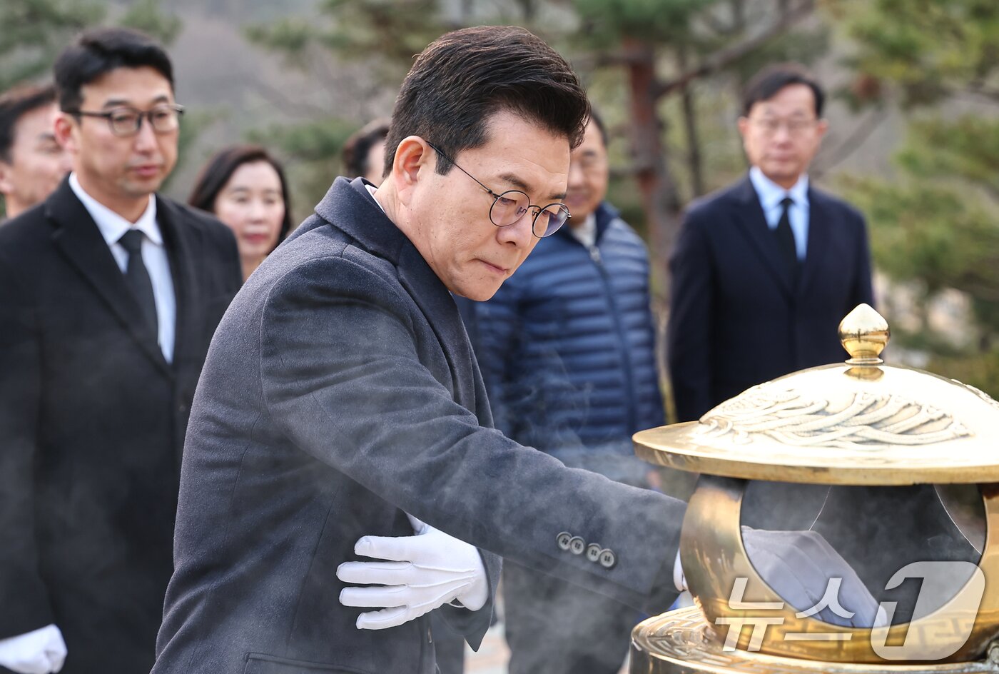 본문 이미지 - 정원오 더불어민주당 서울시장 예비후보가 9일 서울 동작구 국립서울현충원 김대중 전 대통령묘소를 찾아 분향하고 있다. 2026.3.9 ⓒ 뉴스1 김도우 기자