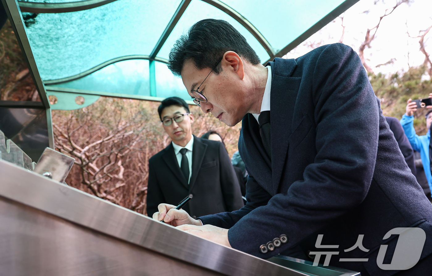(서울=뉴스1) 김도우 기자 = 정원오 더불어민주당 서울시장 예비후보가 9일 서울 동작구 국립서울현충원 김대중 전 대통령묘소를 참배 후 방명록을 작성하고 있다. 2026.3.9/뉴 …