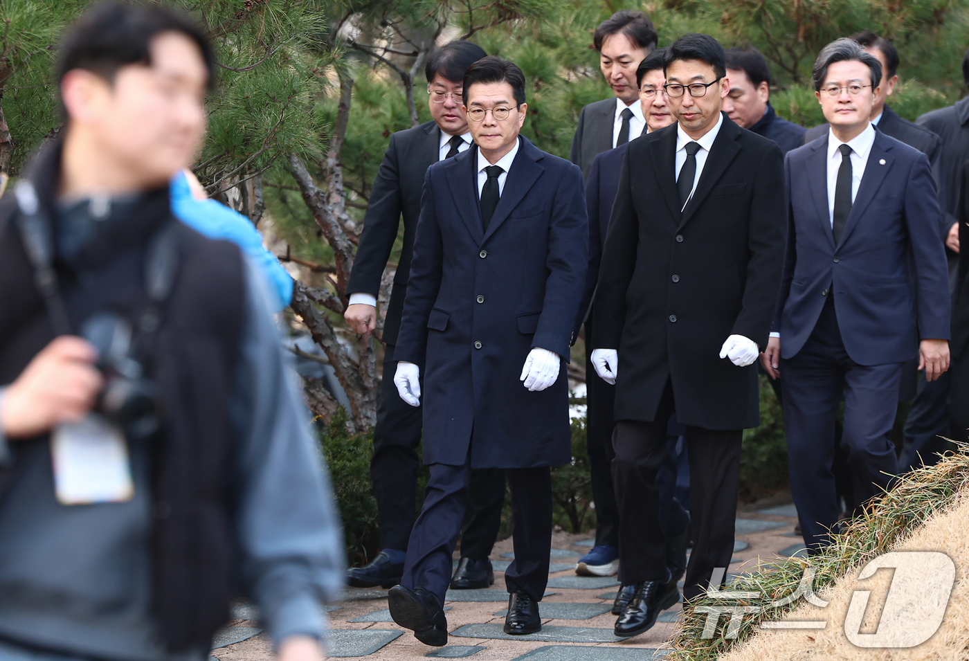 (서울=뉴스1) 김도우 기자 = 정원오 더불어민주당 서울시장 예비후보가 9일 서울 동작구 국립서울현충원 김대중 전 대통령묘소를 찾아 참배를 위해 이동하고 있다. 2026.3.9/뉴 …