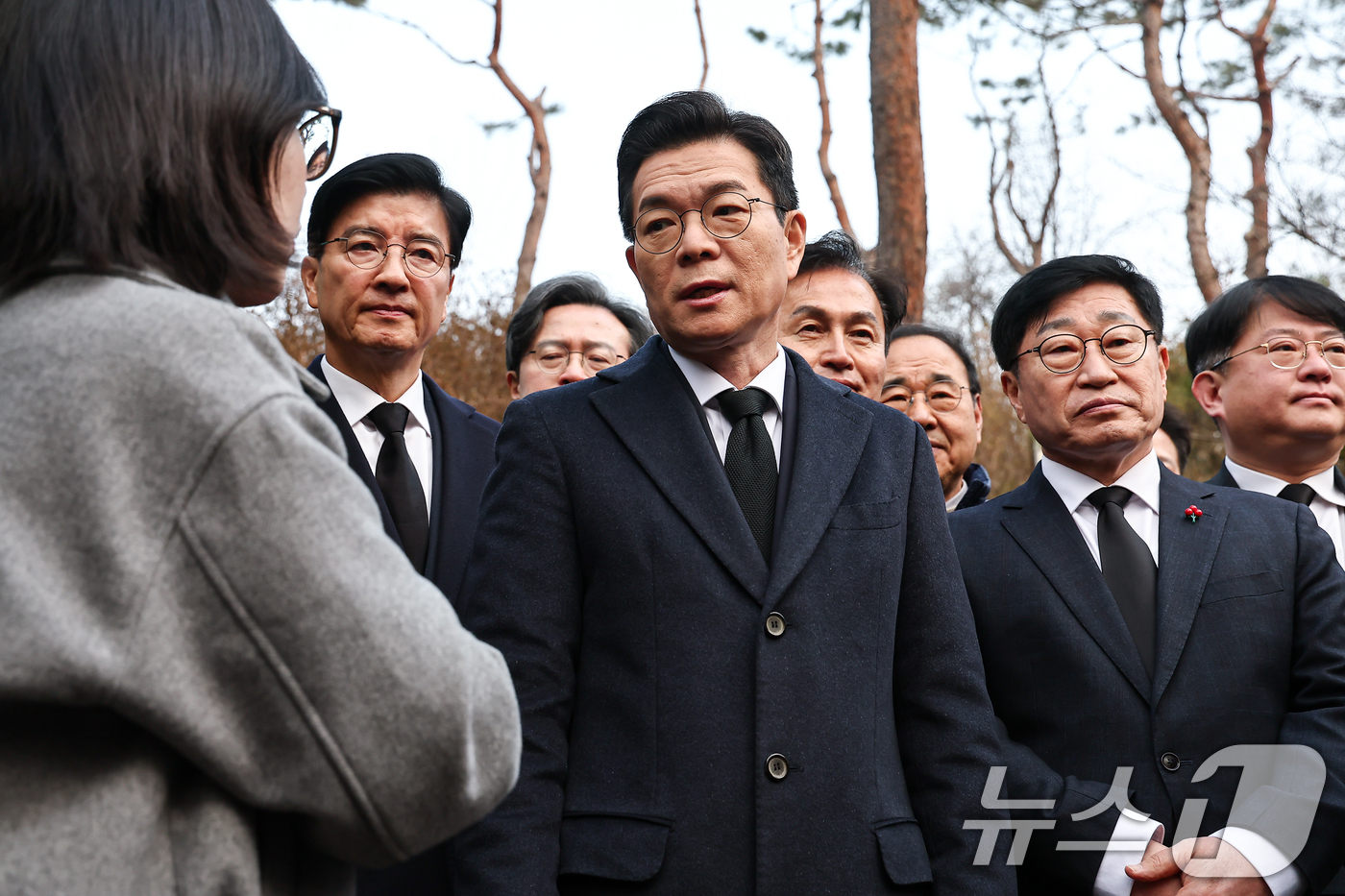 (서울=뉴스1) 김도우 기자 = 정원오 더불어민주당 서울시장 예비후보가 9일 서울 동작구 국립서울현충원 김대중 전 대통령묘소를 참배 후 취재진 질문에 답하고 있다. 2026.3.9 …