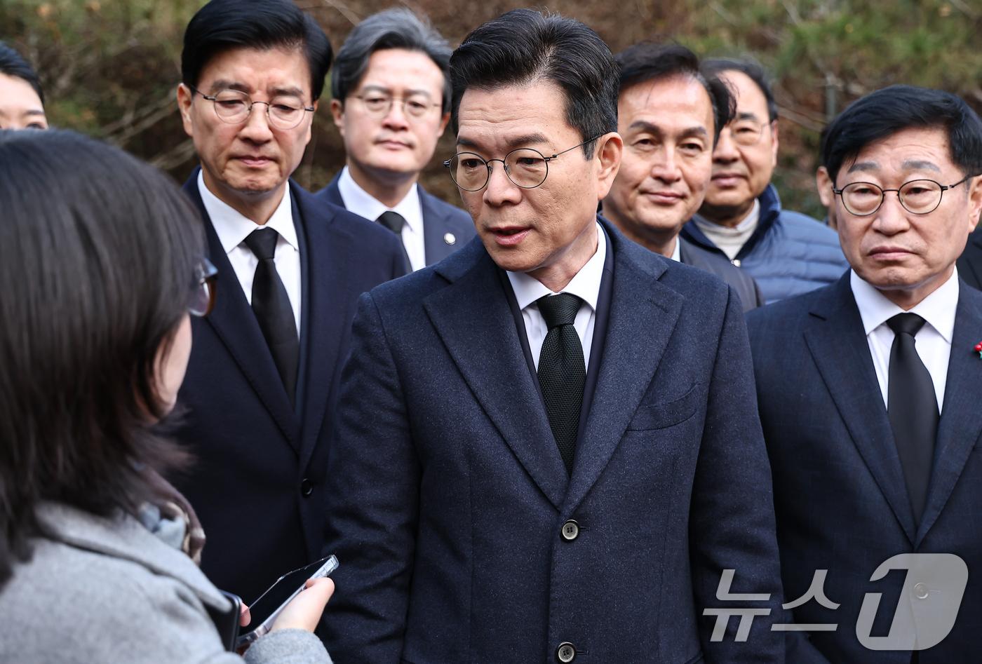 (서울=뉴스1) 김도우 기자 = 정원오 더불어민주당 서울시장 예비후보가 9일 서울 동작구 국립서울현충원 김대중 전 대통령묘소를 참배 후 취재진 질문에 답하고 있다. 2026.3.9 …