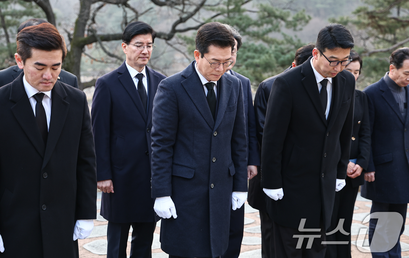 (서울=뉴스1) 김도우 기자 = 정원오 더불어민주당 서울시장 예비후보가 9일 서울 동작구 국립서울현충원 김대중 전 대통령묘소를 찾아 분향 후 묵념하고 있다. 2026.3.9/뉴스1 …