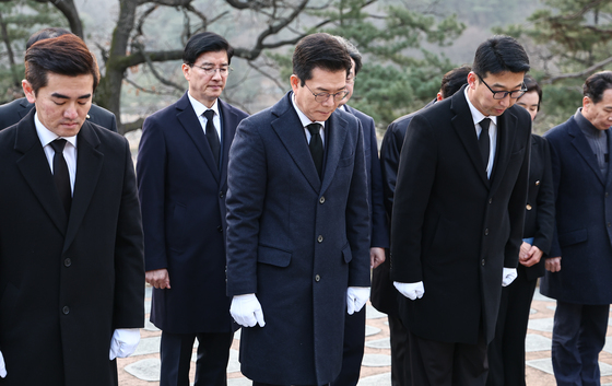 묵념하는 정원오 예비후보