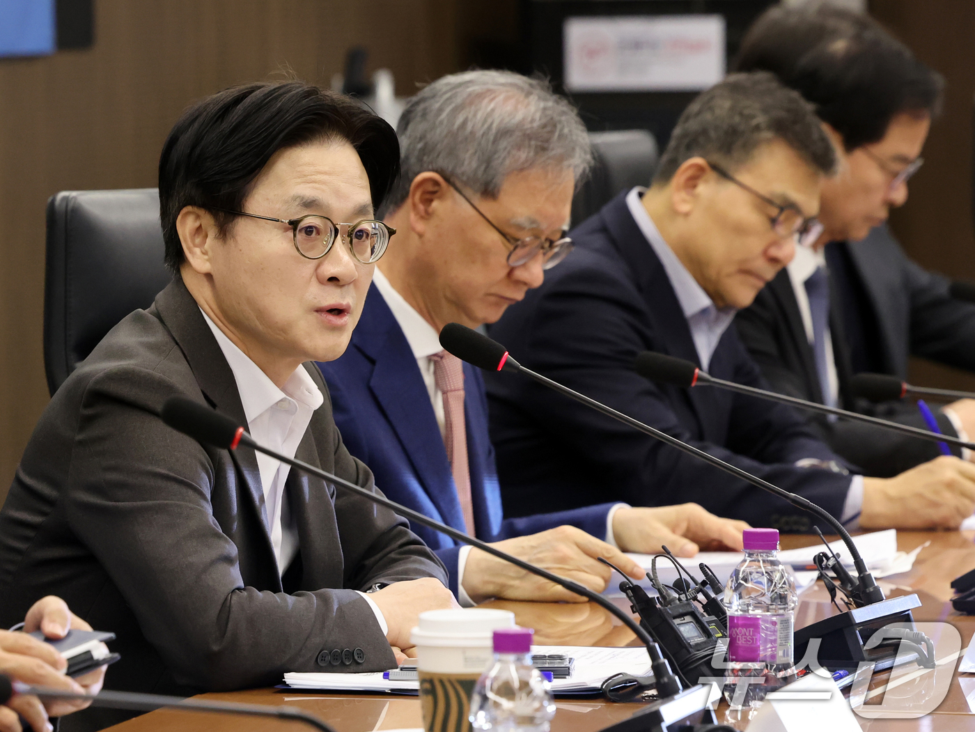 (서울=뉴스1) 황기선 기자 = 김정관 산업통상부 장관이 9일 오전 서울 중구 대한상공회의소에서 열린 중동상황대응본부 회의에서 모두발언을 하고 있다.이날 회의에서는 정유업계, 유관 …