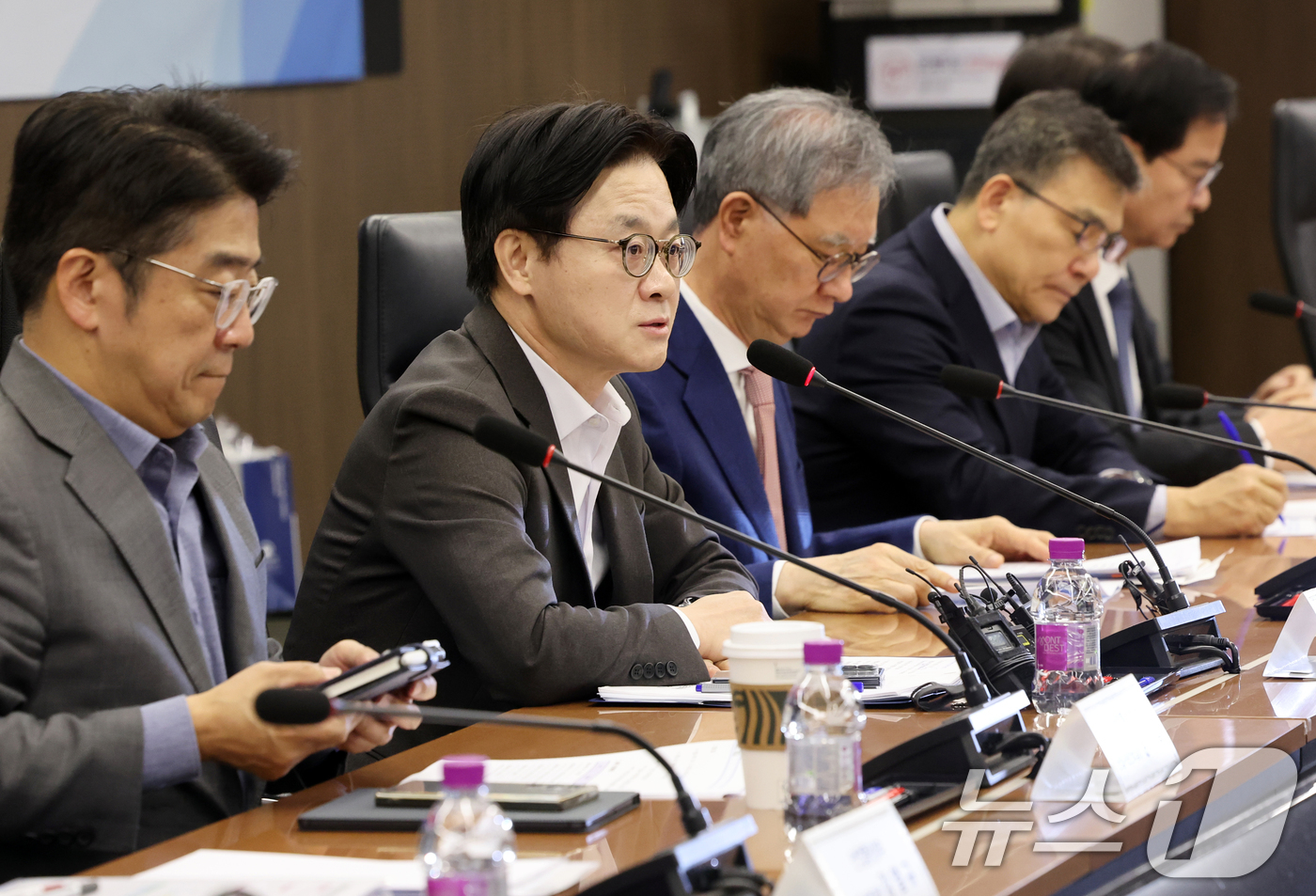 (서울=뉴스1) 황기선 기자 = 김정관 산업통상부 장관이 9일 오전 서울 중구 대한상공회의소에서 열린 중동상황대응본부 회의에서  모두발언을 하고 있다.이날 회의에서는 정유업계, 유 …