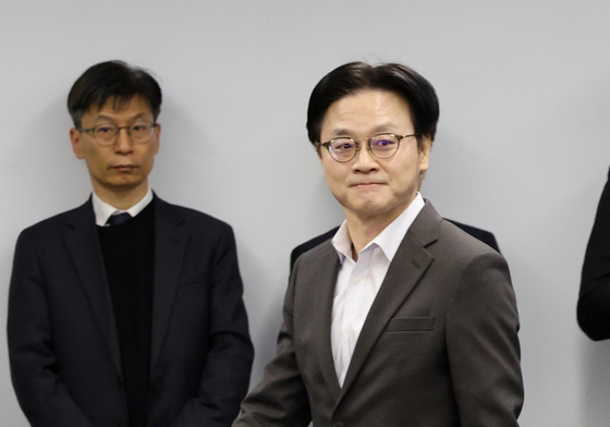 회의 참석하는 김정관 장관