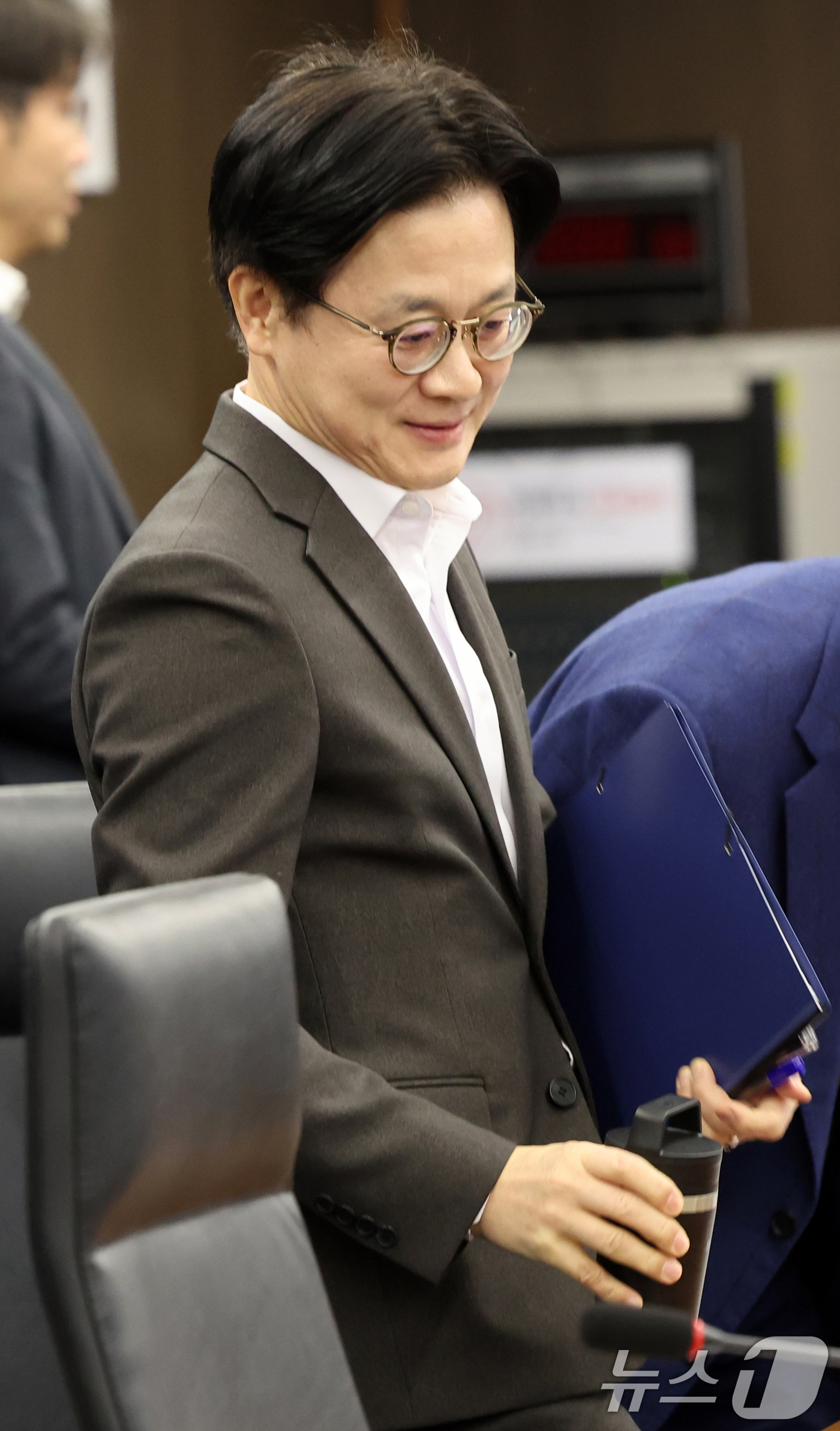 (서울=뉴스1) 황기선 기자 = 김정관 산업통상부 장관이 9일 오전 서울 중구 대한상공회의소에서 열린 중동상황대응본부 회의에 참석하고 있다.이날 회의에서는 정유업계, 유관기관과 함 …