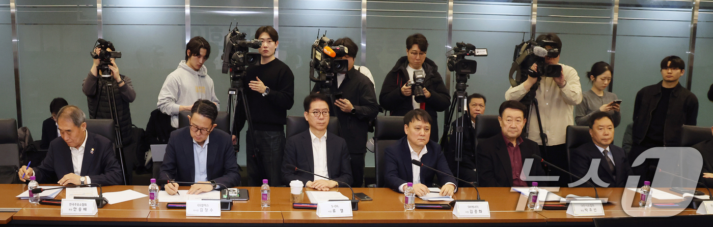 (서울=뉴스1) 황기선 기자 = 9일 오전 서울 중구 대한상공회의소에서 열린 중동상황대응본부 회의에 참석자들이 자리하고 있다.이날 회의에서는 정유업계, 유관기관과 함께 국내 석유가 …