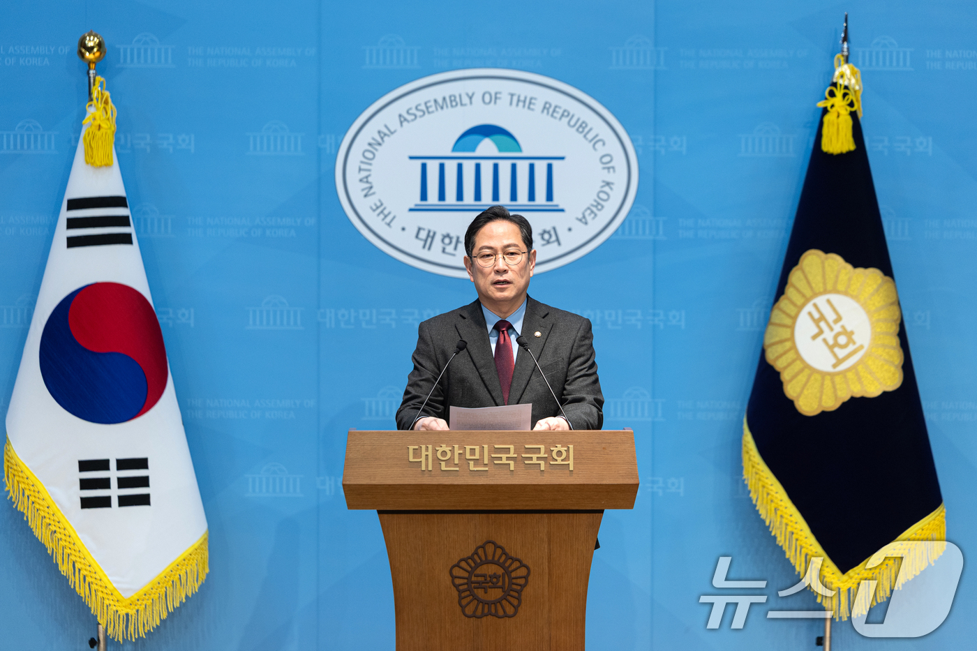 (서울=뉴스1) 이승배 기자 = 박수영 국민의힘 의원이 9일 서울 여의도 국회 소통관에서 긴급 기자회견을 열고 지방선거 승리를 위해 집안싸움 휴전을 제안하고 있다. 2026.3.9 …