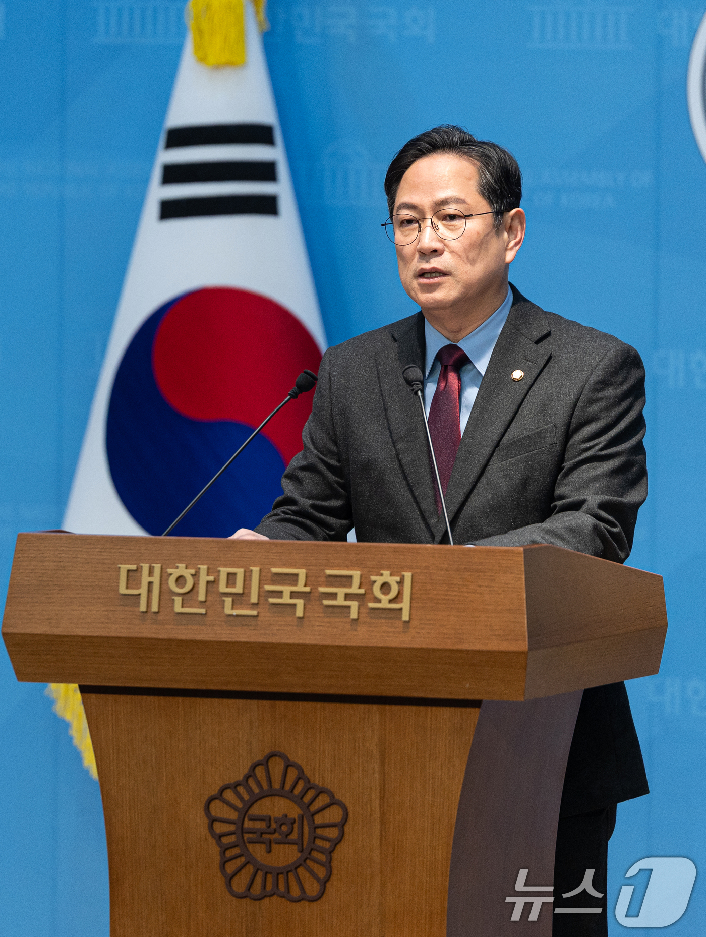 (서울=뉴스1) 이승배 기자 = 박수영 국민의힘 의원이 9일 서울 여의도 국회 소통관에서 긴급 기자회견을 열고 지방선거 승리를 위해 집안싸움 휴전을 제안하고 있다. 2026.3.9 …