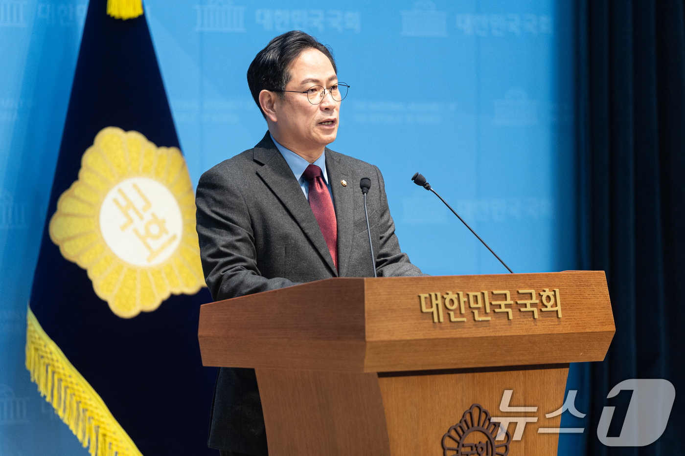 (서울=뉴스1) 이승배 기자 = 박수영 국민의힘 의원이 9일 서울 여의도 국회 소통관에서 긴급 기자회견을 열고 지방선거 승리를 위해 집안싸움 휴전을 제안하고 있다. 2026.3.9 …