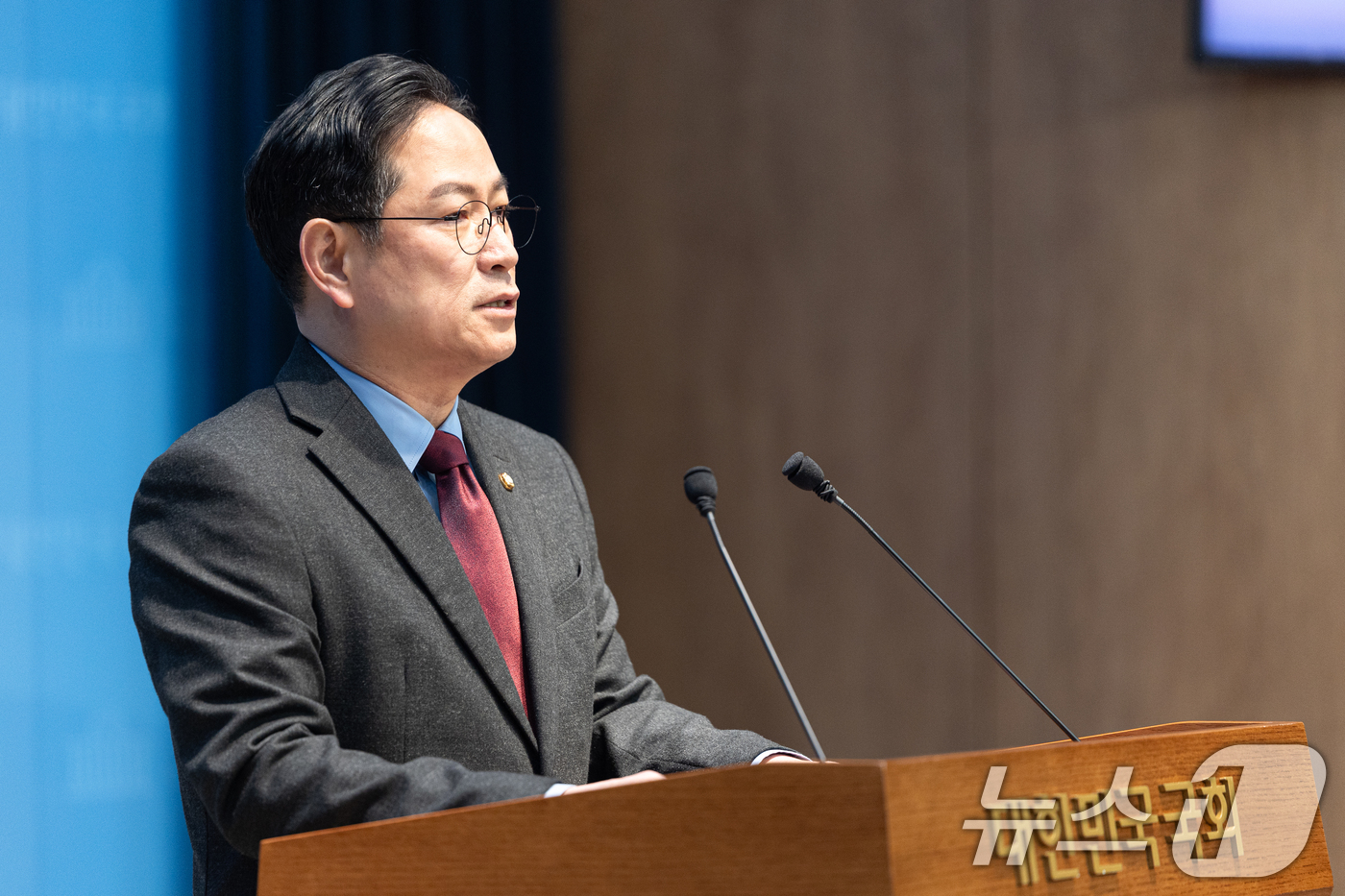 (서울=뉴스1) 이승배 기자 = 박수영 국민의힘 의원이 9일 서울 여의도 국회 소통관에서 긴급 기자회견을 열고 지방선거 승리를 위해 집안싸움 휴전을 제안하고 있다. 2026.3.9 …