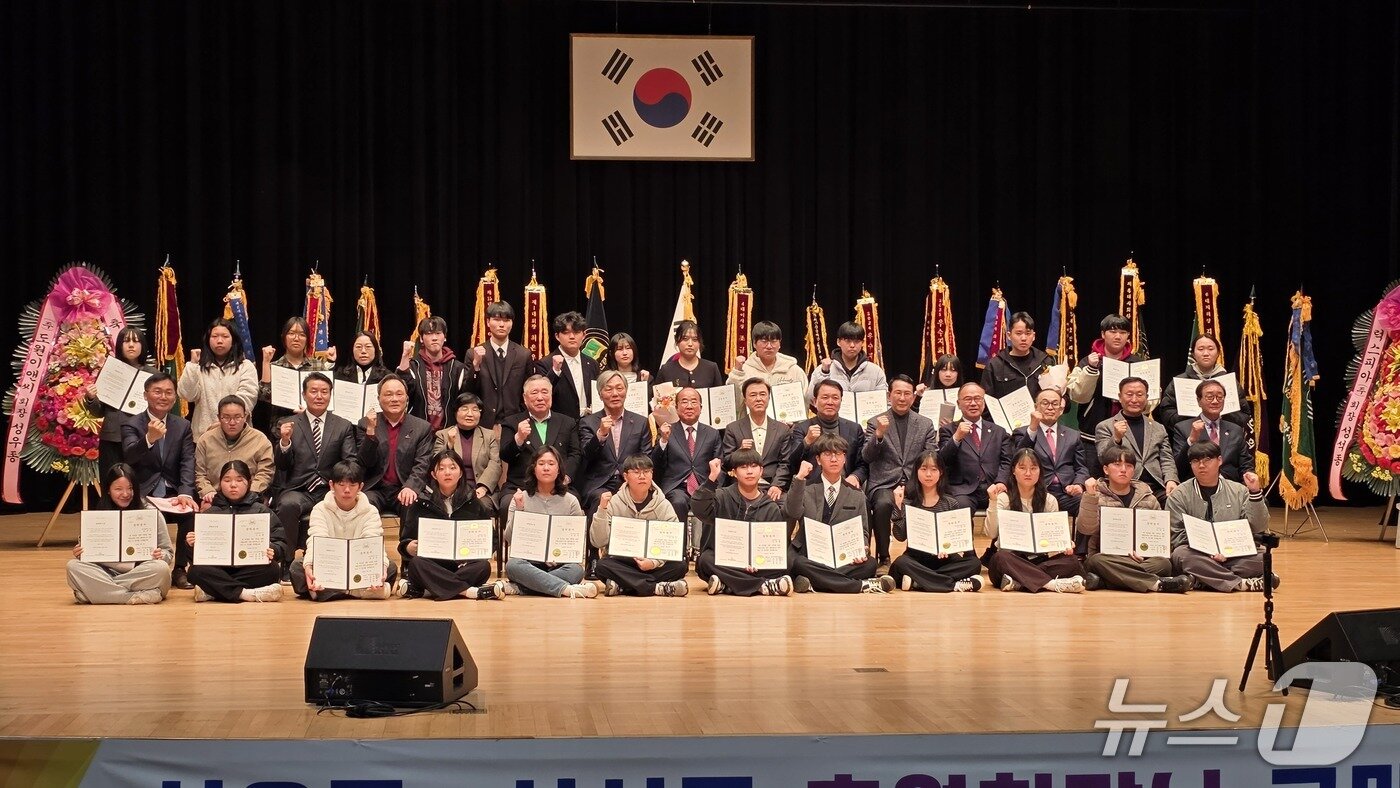 본문 이미지 - 서산장학재단이 지난 8일 서산문화회관에서 조규선 재단 이사장과 김태흠 충남지사 등 각계 인사와 장학생, 관계자 등이 참석한 가운데 ‘2026학년도 우리 지역을 빛낼 인재 장학금 전달식’을 갖고 기념촬영을 하고 있다.(재판매 및 DB금지)2026.3.9 ⓒ 뉴스1 김태완 기자