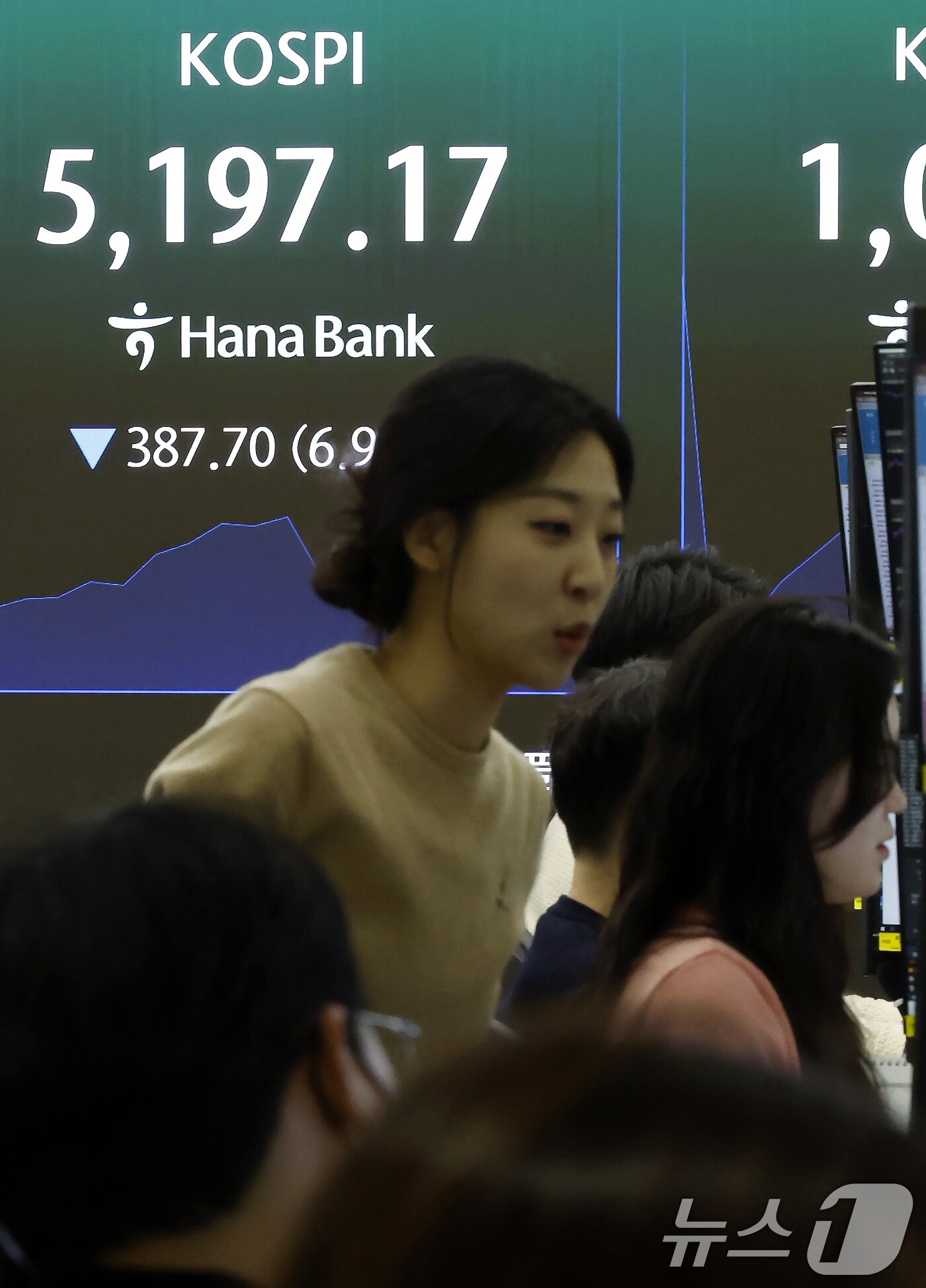 본문 이미지 - 9일 서울 중구 하나은행 딜링룸 전광판에 코스피 등 시황이 표시되고 있다.  2026.3.9 ⓒ 뉴스1 박정호 기자