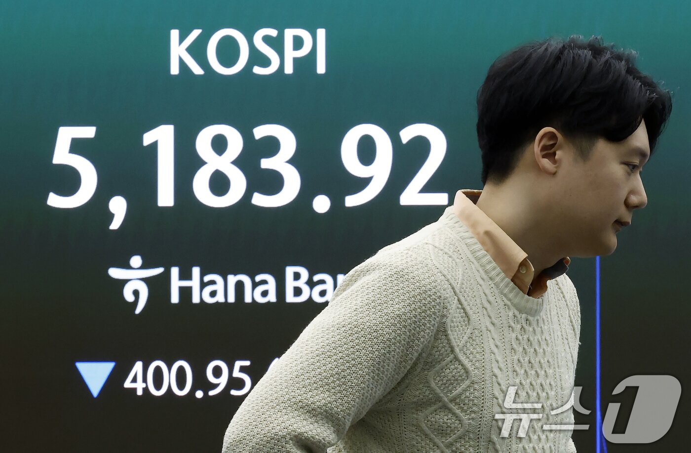 본문 이미지 - 9일 서울 중구 하나은행 딜링룸 전광판에 코스피 등 시황이 표시되고 있다.  2026.3.9 ⓒ 뉴스1 박정호 기자