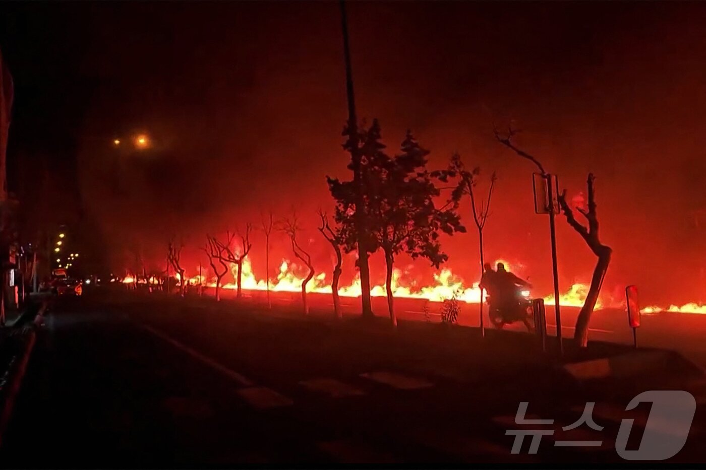 본문 이미지 - 이란 수도 테헤란의 석유 저장시설에서 화재가 발생한 모습이다. 사진은 3월 7~8일 소셜미디어 영상을 캡처한 것이다. 2026.03.07 ⓒ AFP=뉴스1