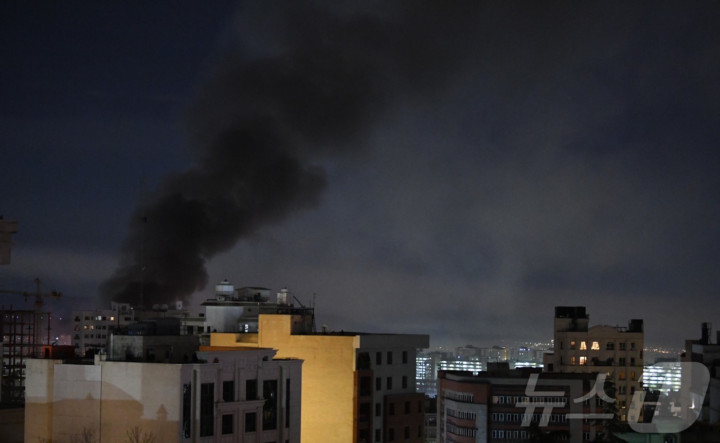 (테헤란 신화=뉴스1) 최종일 선임기자 = 7일(현지시간) 촬영된 것으로, 이란 테헤란에서 이스라엘의 공습 이후 연기가 치솟고 있다. 2026.02.07ⓒ 신화=뉴스1