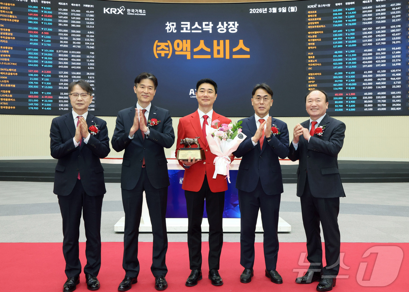 (서울=뉴스1) = 한국거래소 코스닥시장본부는 9일 오전 서울사옥 홍보관에서 액스비스의 코스닥시장 상장기념식을 개최했다고 밝혔다. 사진은 상장 기념식 후 기념 사진 촬영하는 김대영 …