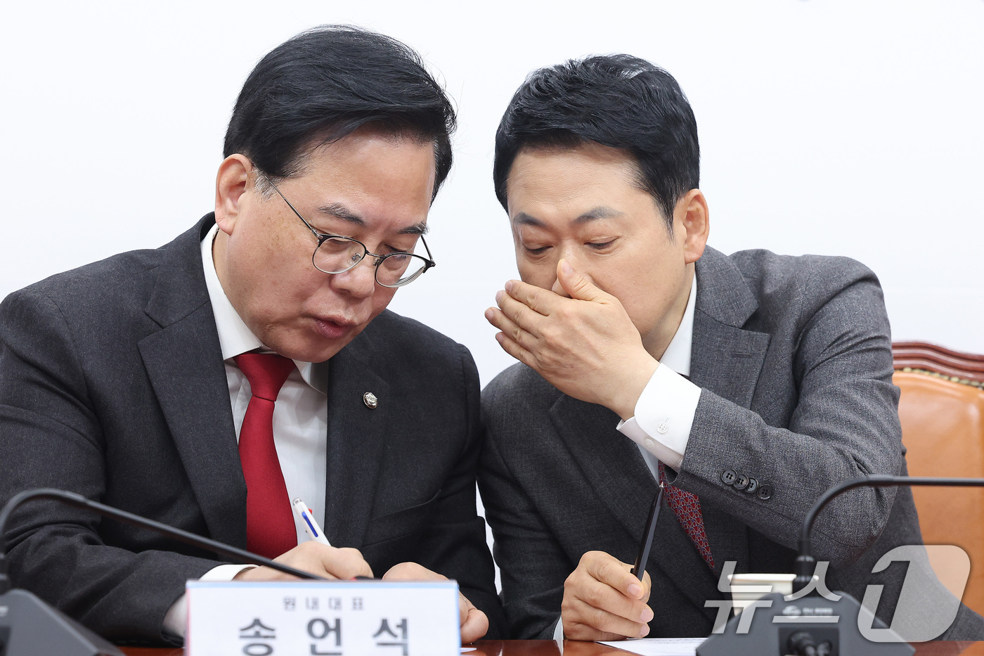 (서울=뉴스1) 신웅수 기자 = 장동혁 국민의힘 대표와 송언석 원내대표가 9일 서울 여의도 국회에서 열린 최고위원회의에서 대화하고 있다. 2026.3.9/뉴스1