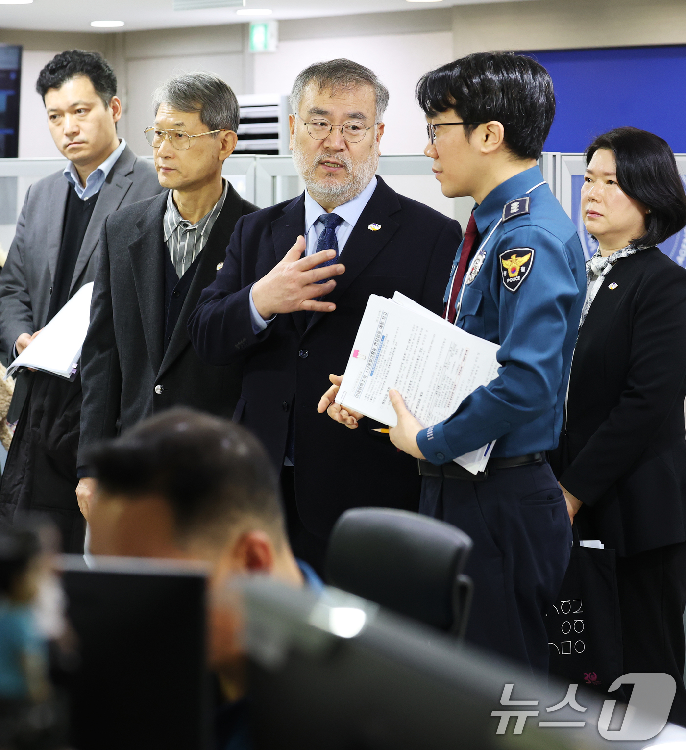 (서울=뉴스1) 오대일 기자 = 10·29 이태원참사 특별조사위원회 송기춘 위원장과 특조위원들이 9일 오전 서울 종로구 서울경찰청 112치안종합상황실을 방문해 현장 검증을 하고 있 …